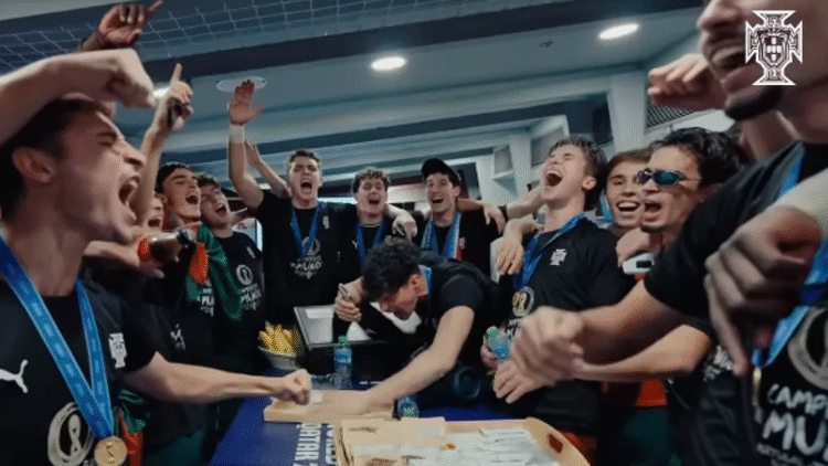 "It's already a tradition": European champions sing Mariza in the locker room.